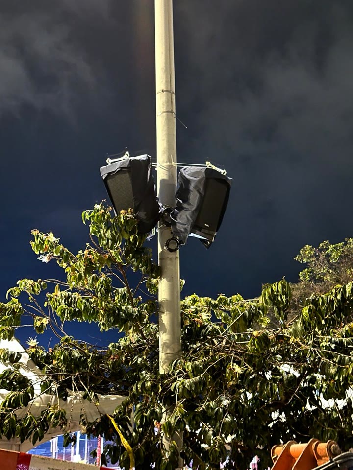 Detalle de las dos cabinas instaladas en el poste, con sus cubiertas de protección contra la lluvia