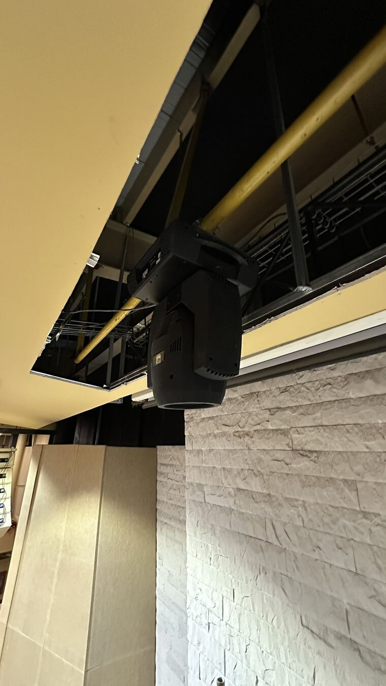 Cabeza robótica instalada sobre la estructura metálica cenital del escenario