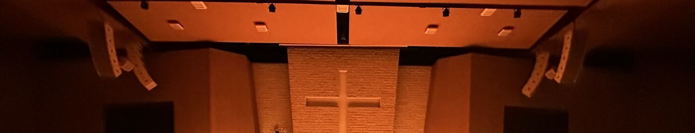 Lavado de color ámbar sobre el muro del altar, escena programada en la consola de iluminación